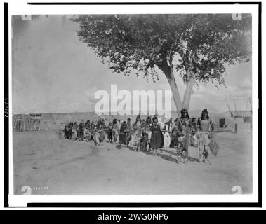 Tablita Dance [D], 1905. Tewa-Indianer tanzen in Linienbildung. Stockfoto