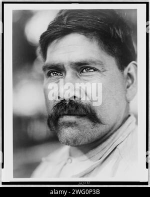 Ein Maidu-Mann, 1924. Maidu-Mann, Porträt, nach links gerichtet. Stockfoto