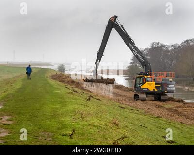 Eine Maschine, die Flutschutt aus einem Entwässerungsgraben auf den Nene-Waschanlagen in Cambridgeshire, Großbritannien, entfernt. Stockfoto