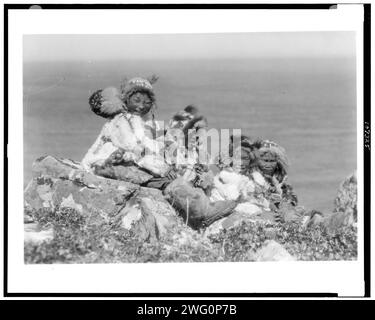 Vier Eskimo-Kinder, am Rande der Klippe, im Weihnachtskostüm, Nunivak, Alaska, 1929. Stockfoto