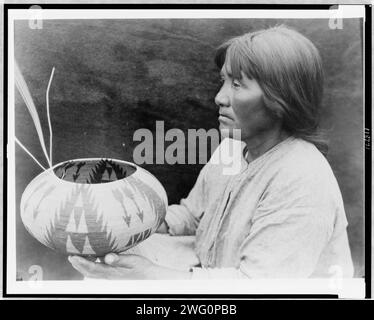 Ein Lake Mono Korbmacher, 1924. Amerikanische Ureinwohnerin, halblanges Porträt, links sitzend, Korb haltend. Stockfoto