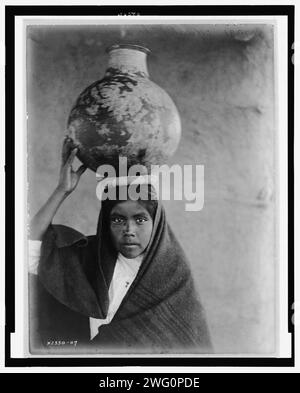 Qahatika Water Girl, Arizona, 1907. Das Foto zeigt ein Mädchen, das einen Wasserkrug auf dem Kopf balanciert. Stockfoto