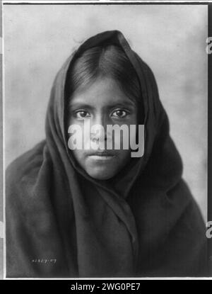 Qahatika Girl, 1907. Qahatika-Mädchen, mit Schal, Kopf-und-Schultern-Porträt, nach vorne gerichtet. Stockfoto