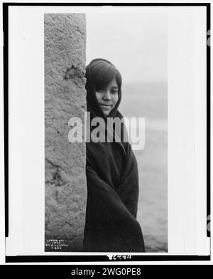 Zuni Girl, 1903. Porträt von Zuni Girl, das durch das Gebäude blickt. Stockfoto