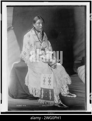 Rote Elchfrau, ein Sioux-Mädchen, großes Porträt, sitzend, nach rechts gerichtet, c1907. Stockfoto