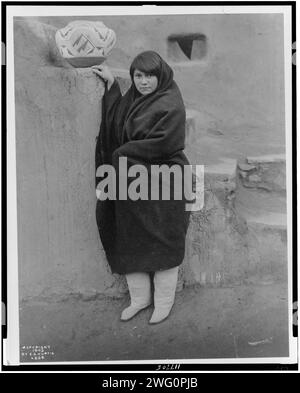 Eine Zuni Belle, 1903. Zuni-Frau, großes Porträt, stehend, nach vorne gerichtet, mit Decke. Stockfoto