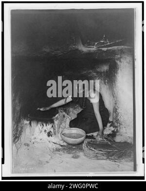 Der piki-Hersteller Hopi, 1906. Hopi-Frau macht Brot im Pueblo. Stockfoto