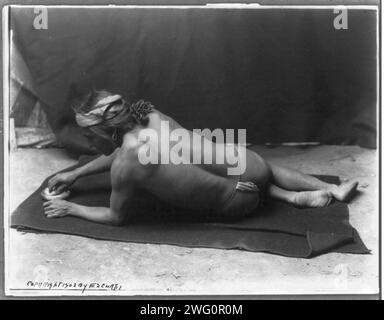 Mahlmedizin-Zuni, c1903. Zuni-Mann, der auf einer Decke liegt. Stockfoto