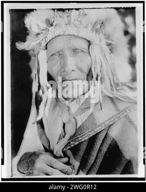 Ogalala Chief, 1905. Kopf-und-Schultern-Porträt des Häuptlings von Oglala. Stockfoto