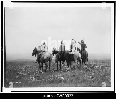 Absoraks, c1905. Rückansicht von vier Krähenindianern, einschließlich Schuss in die Hand und Bull Chief, auf dem Pferd, Montana. Stockfoto