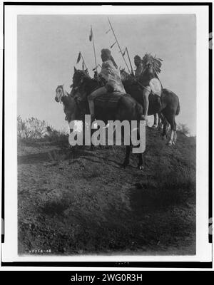 Der Geist der Vergangenheit - Apsaroke, 1908. Vier Krähenmänner zu Pferd mit gefiederten Speeren. Stockfoto