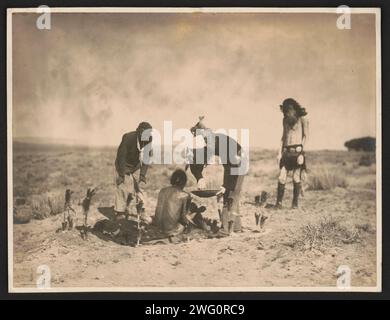 Das Medikament-Navaho, 1905. Foto zeigt aNavajo Schamane, der dem Teilnehmer Medizin gibt, der auf der Decke sitzt (?) Wird im Schweißbad verwendet, wie zwei andere aussehen. Stockfoto