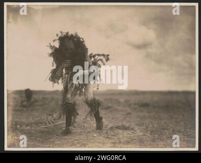 Yeibichai, der Bettler, Tonenili-Navajo Indianer, gekleidet in Fichtenzweige, 1904, um 1905. Stockfoto