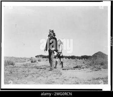 Haschelti und Haschebaad, 1905. Zwei Navajo-Männer verkörpern während der Yeibichai-Zeremonie zwei Yeibichai, Haschelti (sprechender Gott) und Haschebaad (Göttin). Stockfoto