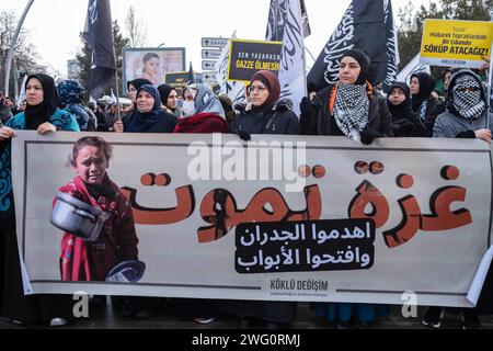 Ankara, Türkei. Januar 2024. Frauen, die während der Demonstration ein Banner hielten. Eine Gruppe namens Radical Change kam vor der ägyptischen Botschaft in Ankara und hielt eine Pressekonferenz unter dem Titel "Gaza stirbt" ab und verurteilte Israels Angriffe auf Gaza. Quelle: SOPA Images Limited/Alamy Live News Stockfoto