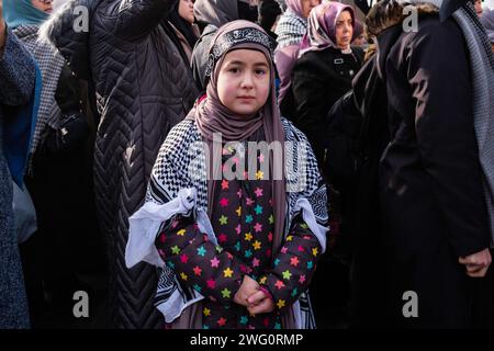 Ankara, Türkei. Januar 2024. Ein kleines Mädchen, das während der Demonstration gesehen wurde. Eine Gruppe namens Radical Change kam vor der ägyptischen Botschaft in Ankara und hielt eine Pressekonferenz unter dem Titel "Gaza stirbt" ab und verurteilte Israels Angriffe auf Gaza. Quelle: SOPA Images Limited/Alamy Live News Stockfoto