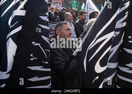 Ankara, Türkei. Januar 2024. Demonstranten, die sich während der Demonstration versammelten. Eine Gruppe namens Radical Change kam vor der ägyptischen Botschaft in Ankara und hielt eine Pressekonferenz unter dem Titel "Gaza stirbt" ab und verurteilte Israels Angriffe auf Gaza. Quelle: SOPA Images Limited/Alamy Live News Stockfoto