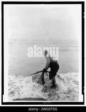 Der riechende fisher-Trinidad Yurok, 1923. Das Foto zeigt einen Yurok-Mann, der mit einem Netz fischt, wahrscheinlich in Trinidad in Kalifornien. Stockfoto