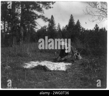 Trocknung Piahe-Yakima, 1909, C1910. Frau kniend auf dem Boden, Decke ausgebreitet und mit Wurzeln bedeckt. Stockfoto