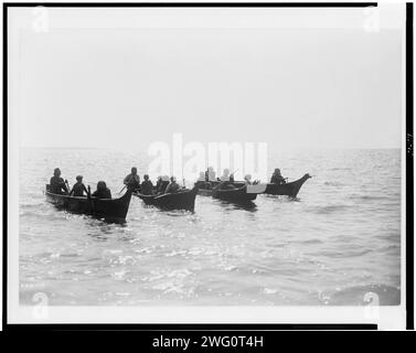 An der Shoalwater Bay, 1913. Vier Kanus auf einem großen Gewässer. Stockfoto