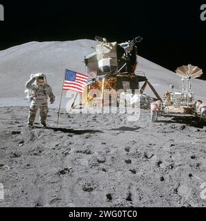 Apollo 15 Astronaut James Irwin grüßt am 1. August 1971 neben der amerikanischen Flagge neben dem Falcon Mondmodul und dem Lunar Roving Vehicle an der Landungsstelle Hadley-Apennin. Stockfoto