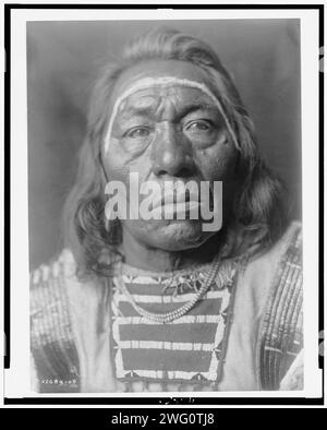 Führt den Wolf, 1908. Kopf-und-Schultern-Porträt von Crow man. Stockfoto