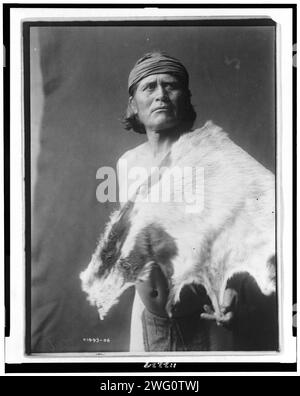 NATO, der Ziegenmann-Hopi, 1906. Halblanges Porträt eines Hopi-Mannes mit Tierhaut. Stockfoto