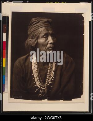 Nesjaja Hatali - Navaho, 1904. Nesjaja Hatali, Medizinmann, Kopf-und-Schultern-Porträt, nach rechts gerichtet. Stockfoto