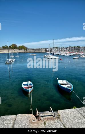 Blaue kleine Boote in der Nähe der Ville Close (ummauerte Stadt) von Concarneau, einer Gemeinde im Département Finistère der Bretagne im Nordwesten Frankreichs Stockfoto