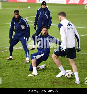 AMSTERDAM - Chuba Akpom, Jordan Henderson während eines Ajax-Trainings im Sportpark de Toekomst. Rechts ein lächelnder Steven Bergwijn. ANP OLAF KRAAK Stockfoto