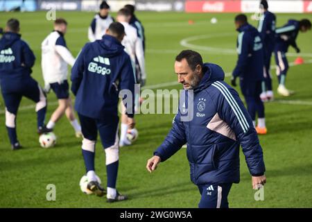 AMSTERDAM - Trainer John van 't Schip während eines Ajax-Trainings im Sportpark de Toekomst. Rechts ein lächelnder Steven Bergwijn. ANP OLAF KRAAK Stockfoto