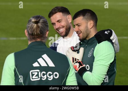 AMSTERDAM – Jordan Henderson, Torhüter Geronimo Rulli aus Ajax während eines Ajax-Trainings im de Toekomst-Sportpark. Rechts ein lächelnder Steven Bergwijn. ANP OLAF KRAAK Stockfoto