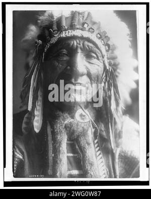 Roter Hund (Shunka Luta), 1907. Kopf-und-Schultern-Porträt des Dakota-Mannes. Stockfoto