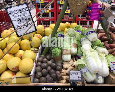 FRANKREICH, BORDEAUX, 2. Februar 2024: Jede Menge Gemüse in einem Supermarkt. Hochwertige Fotos Stockfoto