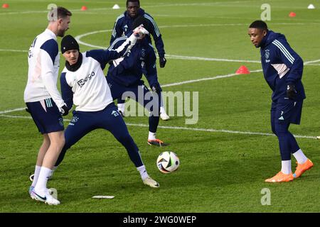 AMSTERDAM: Jordan Henderson, Steven Berghuis, Steven Bergwijn während eines Ajax-Trainings im Sportpark de Toekomst. Rechts ein lächelnder Steven Bergwijn. ANP OLAF KRAAK Stockfoto