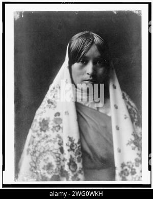 Walvia („Medizinwurzel“)-Taos, 1905. Halblanges Porträt einer nach vorne gerichteten jungen Frau mit Blumentuch. Stockfoto