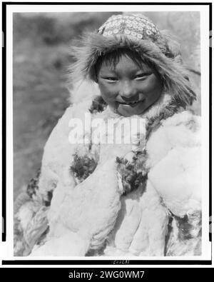 Uyowutcha-Nunivak, 1929. Halblanges Porträt von Uyowutcha, einem Eskimo-Kind, in Pelzkleidung gekleidet, Nunivak Island (?), Alaska. Stockfoto