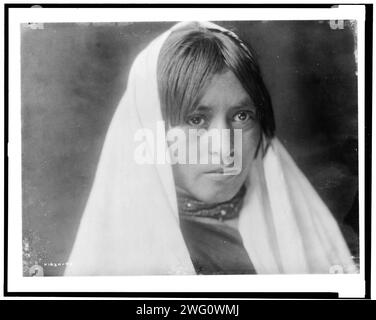 Walvia („Medizinwurzel“)-Taos, 1905. Kopf-und-Schultern-Porträt einer jungen Frau, die nach vorne mit einem Tuch auf dem Kopf blickt. Stockfoto