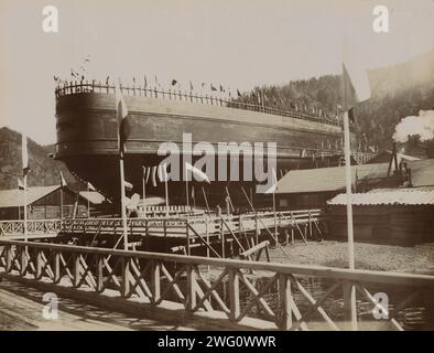 Eisbrecher Fähre „Baikal“, 1899. Dieses Album mit sechs Fotografien zeigt den Start der eisbrechenden Fähre Baikal im Dorf Listvenichnoye am Westufer des Baikalsees am 17. Juni 1899. Vor der Fertigstellung der Circum-Baikal-Bahn im Jahr 1905 markierte der See eine Unterbrechung der Transsibirischen Eisenbahn, die Europa-Russland mit Wladiwostok verband. Um den westlichen und östlichen Teil der Eisenbahn zu verbinden, beschloss das für die Transsibirische Regierung zuständige Komitee, eine eisbrechende Fähre zu kaufen, die im Winter Passagiere und Eisenbahnwagen über den See transportieren kann. Ein Vertrag Stockfoto