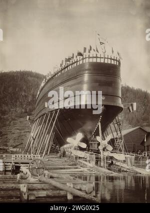 Eisbrecher Fähre „Baikal“, 1899. Dieses Album mit sechs Fotografien zeigt den Start der eisbrechenden Fähre Baikal im Dorf Listvenichnoye am Westufer des Baikalsees am 17. Juni 1899. Vor der Fertigstellung der Circum-Baikal-Bahn im Jahr 1905 markierte der See eine Unterbrechung der Transsibirischen Eisenbahn, die Europa-Russland mit Wladiwostok verband. Um den westlichen und östlichen Teil der Eisenbahn zu verbinden, beschloss das für die Transsibirische Regierung zuständige Komitee, eine eisbrechende Fähre zu kaufen, die im Winter Passagiere und Eisenbahnwagen über den See transportieren kann. Ein Vertrag Stockfoto