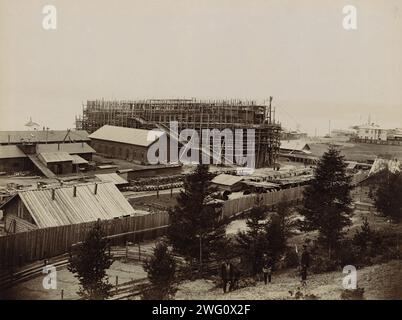 Eisbrecher Fähre „Baikal“, 1899. Dieses Album mit sechs Fotografien zeigt den Start der eisbrechenden Fähre Baikal im Dorf Listvenichnoye am Westufer des Baikalsees am 17. Juni 1899. Vor der Fertigstellung der Circum-Baikal-Bahn im Jahr 1905 markierte der See eine Unterbrechung der Transsibirischen Eisenbahn, die Europa-Russland mit Wladiwostok verband. Um den westlichen und östlichen Teil der Eisenbahn zu verbinden, beschloss das für die Transsibirische Regierung zuständige Komitee, eine eisbrechende Fähre zu kaufen, die im Winter Passagiere und Eisenbahnwagen über den See transportieren kann. Ein Vertrag Stockfoto