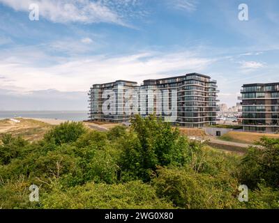 Moderne Apartmentblöcke entlang der westlichen Schelde im Hafengebiet von Breskens, Zeeuws-Vlaanderen, Zeeland, Niederlande Stockfoto