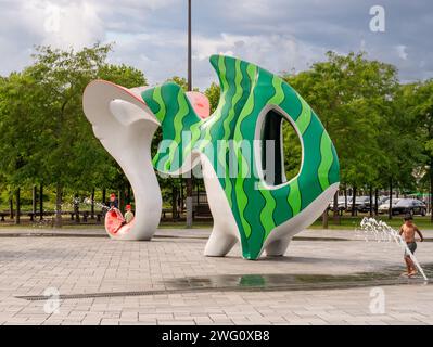 Große farbige Fischskulpturen auf dem Spuiplein im Zentrum von Breskens, Zeeuws-Vlaanderen, Zeeland, Niederlande Stockfoto