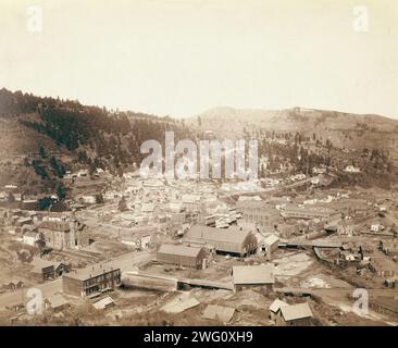 Deadwood, [SD] aus McGovern Hill, 1888. Blick aus der Vogelperspektive auf die kleine Stadt; Bäume und Berge im Hintergrund. Stockfoto