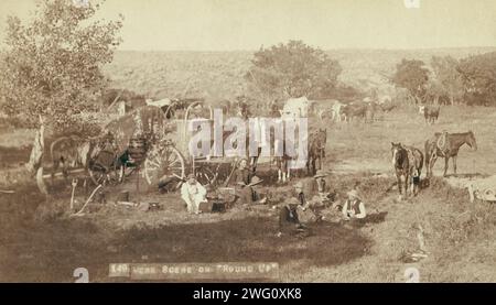 Chaos-Szene auf "Round Up", zwischen 1887 und 1892. Cowboys, die in der Nähe von Futterwagen essen; kleine Gruppen von Pferden und Rindern auf dem Campingplatz. Stockfoto