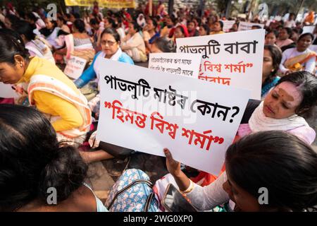 Aktivisten von Krishak Mukti Sangram Samity und Nari Mukti Sangram Samity protestieren gemeinsam gegen den Assam-Ministerpräsidenten Himanta Biswa Sarma und fordern den Verzicht auf Mikrofinanzierungsdarlehen in Guwahati, Assam, Indien am 2. Februar 2024. Quelle: David Talukdar/Alamy Live News Stockfoto