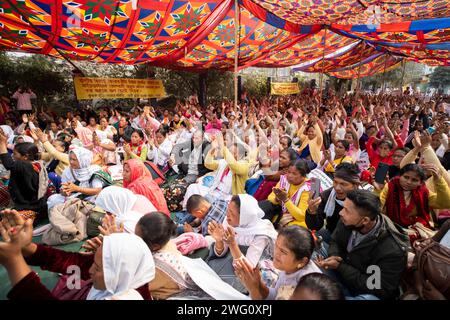 Aktivisten von Krishak Mukti Sangram Samity und Nari Mukti Sangram Samity protestieren gemeinsam gegen den Assam-Ministerpräsidenten Himanta Biswa Sarma und fordern den Verzicht auf Mikrofinanzierungsdarlehen in Guwahati, Assam, Indien am 2. Februar 2024. Quelle: David Talukdar/Alamy Live News Stockfoto