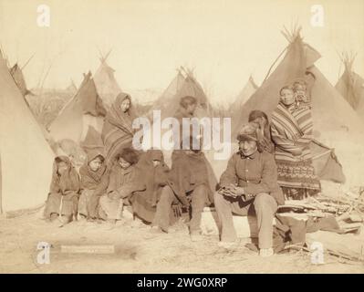 Was von Big Foots Band übrig ist, 1891. Gruppe von elf Miniconjou (Kinder und Erwachsene) in einem Tipi-Camp, wahrscheinlich auf oder in der Nähe des Pine Ridge Reservation. Stockfoto