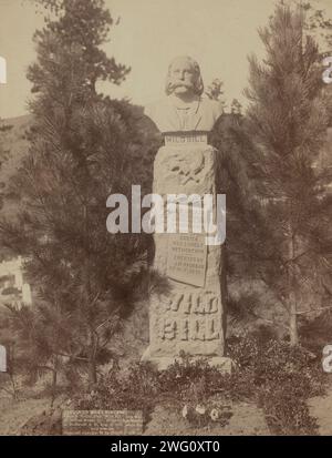 Wild Bill's Monument James B Hickoc, alias „Wild Bill“, geboren am 27. Mai 1837 in Homer, krank getötet von Jack McCall in Deadwood, SD, 2. August 1876, Where his Leiche Now Lives, 1891. Grabstein auf dem Grab von Wild Bill Hickok; Skulptur von Kopf und Schultern auf einem hohen Monument. Stockfoto