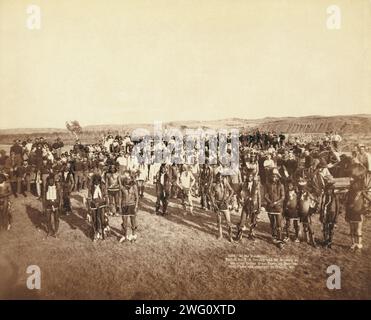 Beim Tanz. Teil der 8. US-Kavallerie und 3. Infanterie beim großen Indian Grass Dance on Reservation []. Gruppenporträt von Big Foots (Miniconjou) Band und Militärs auf einem offenen Feld bei einem Grass Dance on the Cheyenne River, S.D. in oder in der Nähe des Cheyenne River Indian Reservation. Stockfoto